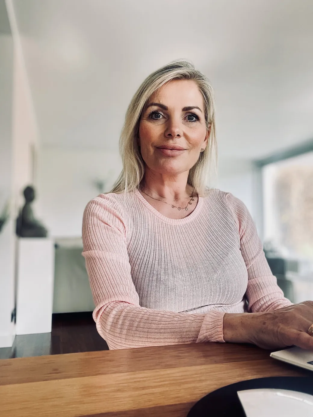 Ulrike von den Driesch, Diplom-Psychologin, im warmen Portrait an ihrem Arbeitsplatz in Köln